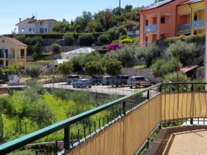 Trilocale con terrazzo e box a Pietra Ligure